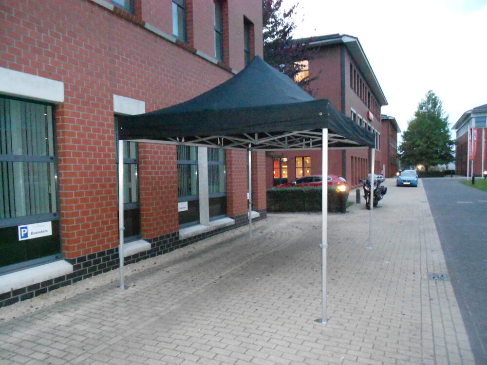 Easy-up tenten van Partyverhuur Leerdam