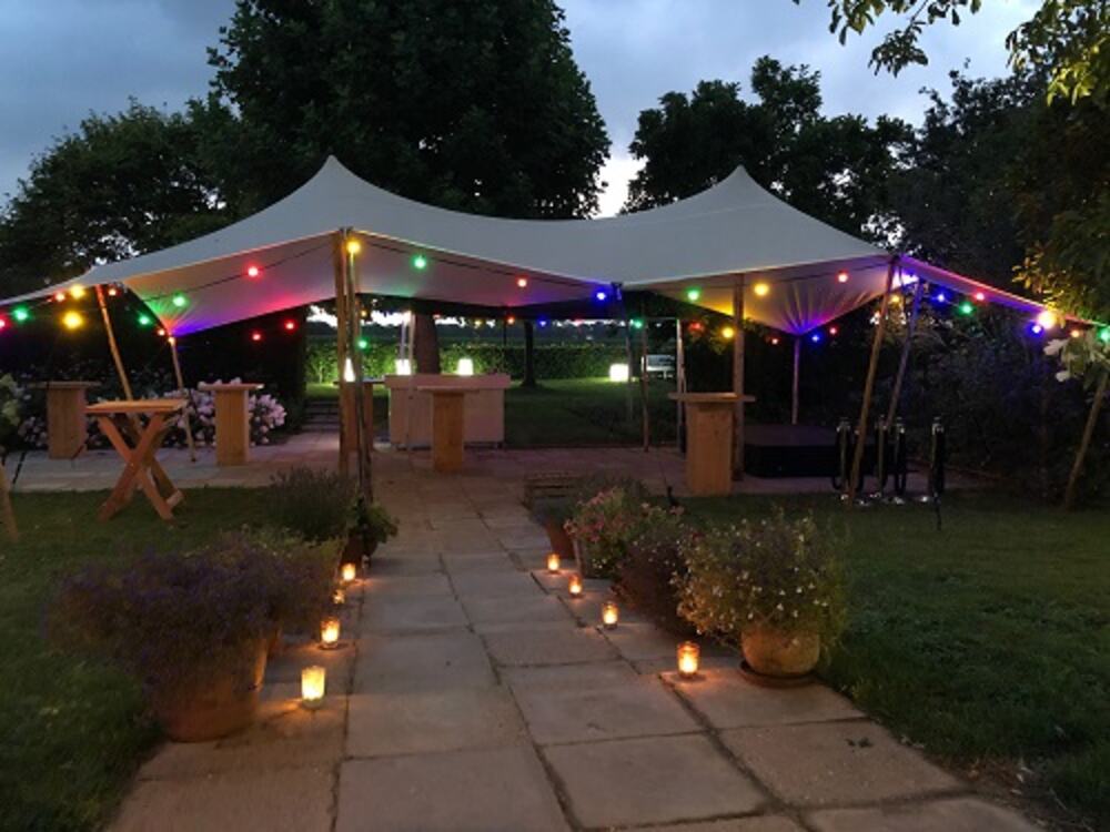 Stretchtent met sfeerverlichting op een avondfeest