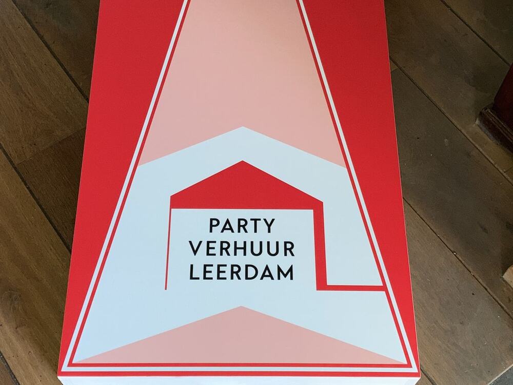 Het merkbord van Partyverhuur Leerdam