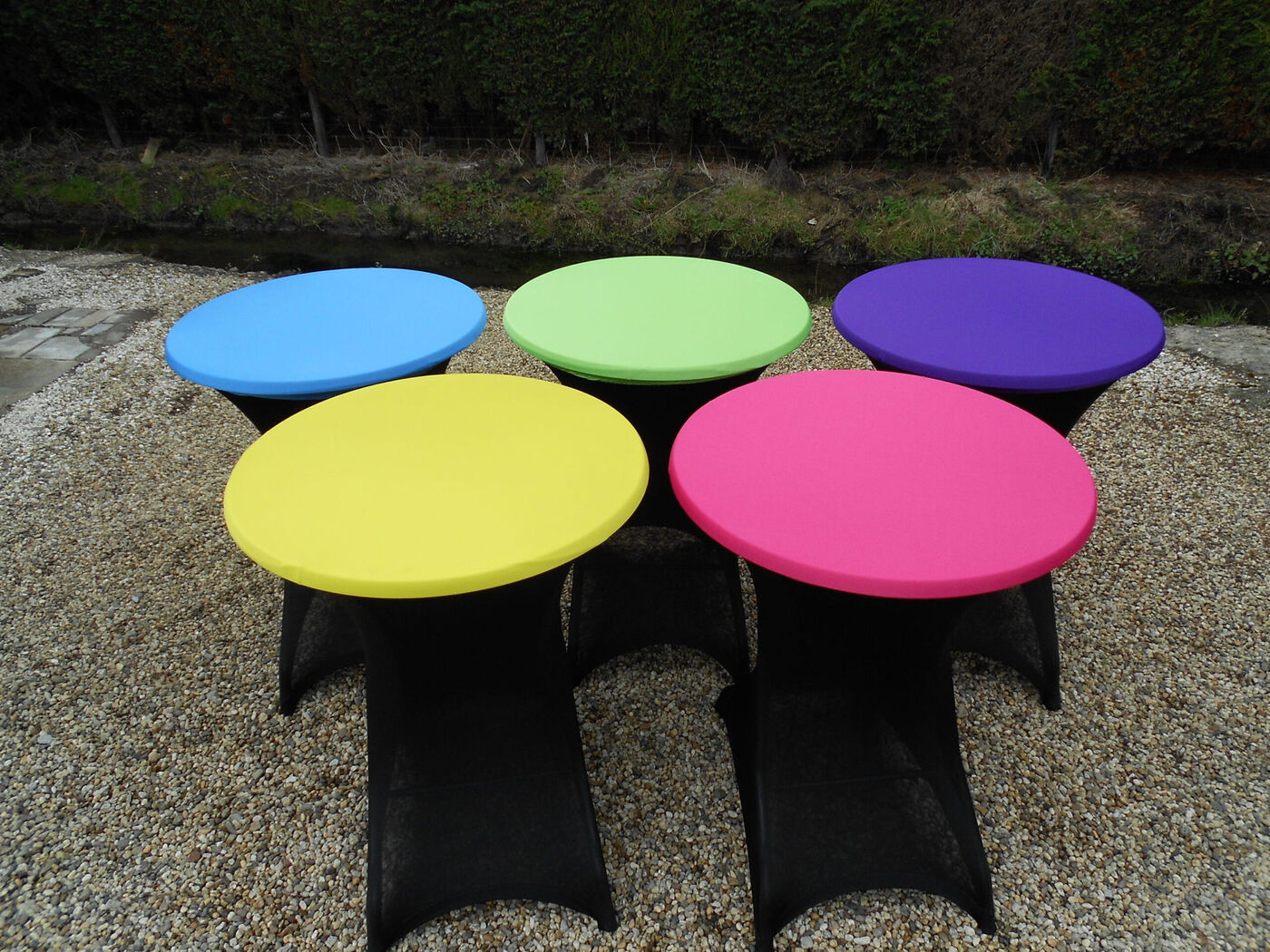 Statafels met stretchhoezen in blauw, groen, paars, geel en roze